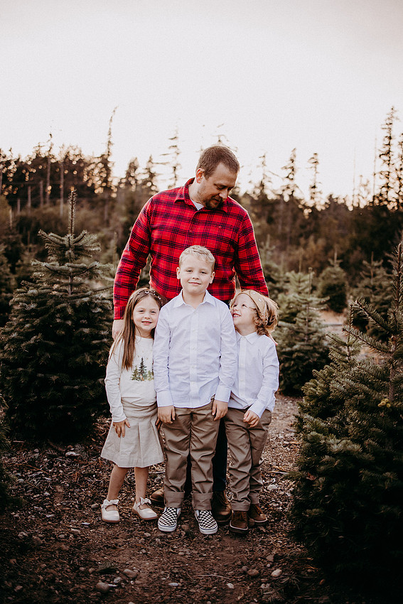 Christmas Tree Farm Session |Skana Sloman Photography serving Kitsap County. Maternity, Newborn and Child Photography. Studio Located in Poulsbo Washington