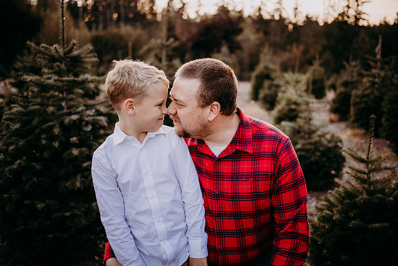 Christmas Tree Farm Session |Skana Sloman Photography serving Kitsap County. Maternity, Newborn and Child Photography. Studio Located in Poulsbo Washington
