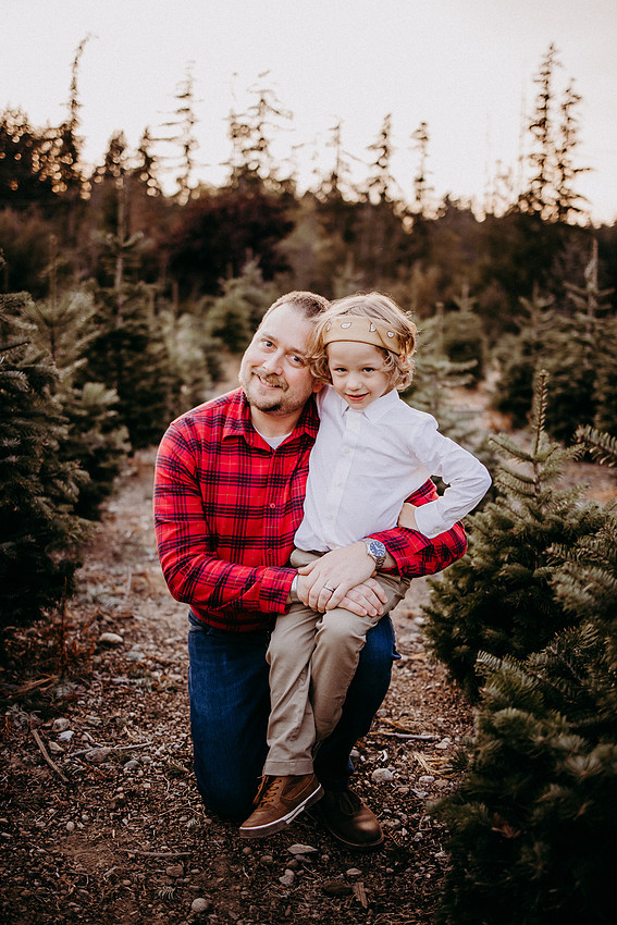 Christmas Tree Farm Session |Skana Sloman Photography serving Kitsap County. Maternity, Newborn and Child Photography. Studio Located in Poulsbo Washington