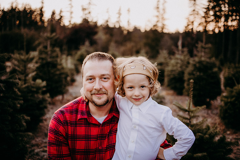 Christmas Tree Farm Session |Skana Sloman Photography serving Kitsap County. Maternity, Newborn and Child Photography. Studio Located in Poulsbo Washington
