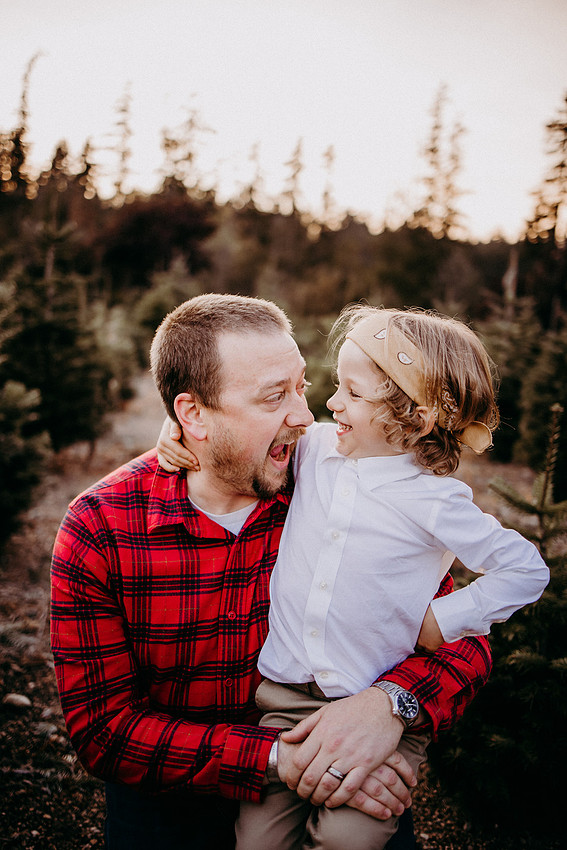 Christmas Tree Farm Session |Skana Sloman Photography serving Kitsap County. Maternity, Newborn and Child Photography. Studio Located in Poulsbo Washington