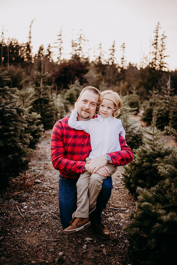 Christmas Tree Farm Session |Skana Sloman Photography serving Kitsap County. Maternity, Newborn and Child Photography. Studio Located in Poulsbo Washington