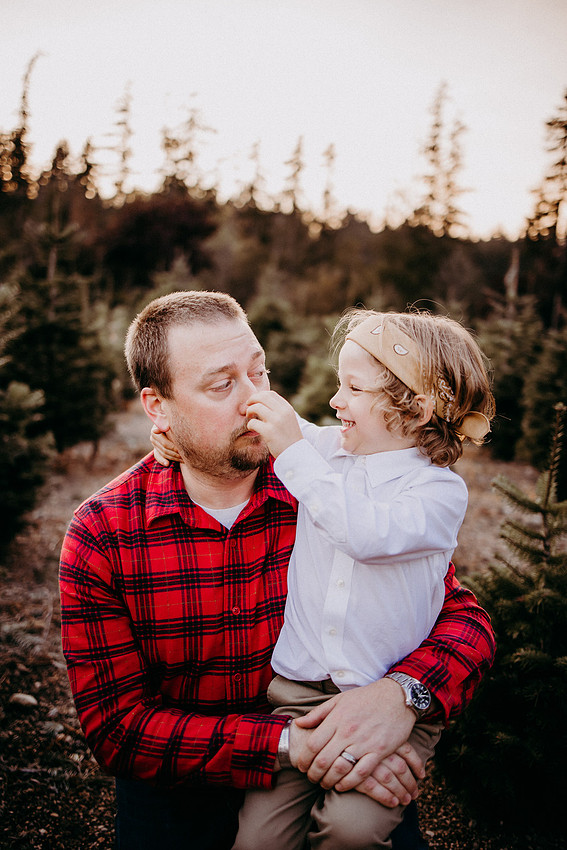 Christmas Tree Farm Session |Skana Sloman Photography serving Kitsap County. Maternity, Newborn and Child Photography. Studio Located in Poulsbo Washington