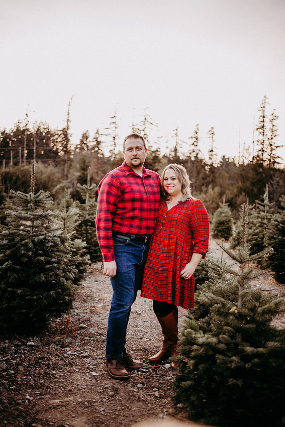 Christmas Tree Farm Session |Skana Sloman Photography serving Kitsap County. Maternity, Newborn and Child Photography. Studio Located in Poulsbo Washington