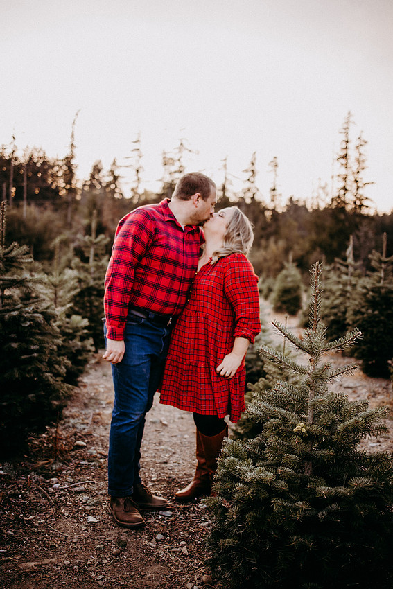 Christmas Tree Farm Session |Skana Sloman Photography serving Kitsap County. Maternity, Newborn and Child Photography. Studio Located in Poulsbo Washington