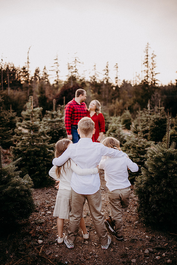 Christmas Tree Farm Session |Skana Sloman Photography serving Kitsap County. Maternity, Newborn and Child Photography. Studio Located in Poulsbo Washington